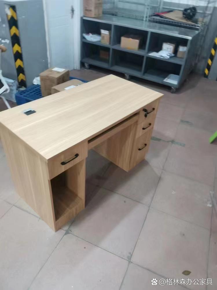工厂直销各类办公家具!木质办公桌,图片都是实物图现场实拍的!有看中